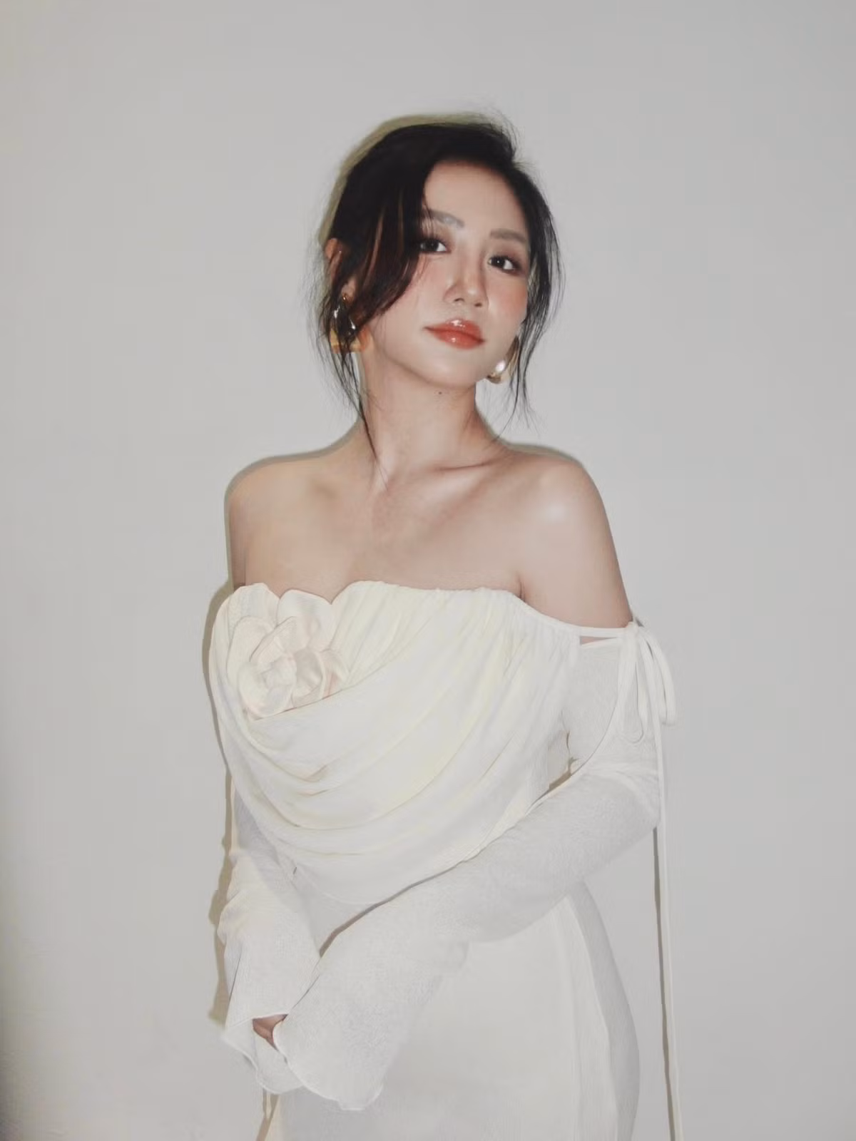 Váy áo đời thường của Văn Mai Hương không quá màu mè, có kiểu cách nữ tính. Ảnh: FB Văn Mai Hương.