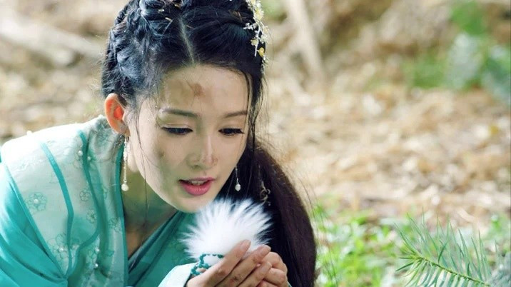 Theo Harper’s Bazaar Vietnam, Lý Thấm đến với nghệ thuật từ khi mới 11 tuổi. Người đẹp tốt nghiệp Học viện Hý kịch Thượng Hải. Năm 2010, cô bắt đầu được chú ý khi tham gia Tân Hồng Lâu Mộng với vai Tiết Bảo Thoa. Sau đó, Lý Thấm nổi bật với vai phụ trong Sở Kiều Truyện, Như Ý truyện. Ảnh: Dân Việt.