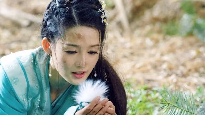 Theo Harper’s Bazaar Vietnam, Lý Thấm đến với nghệ thuật từ khi mới 11 tuổi. Người đẹp tốt nghiệp Học viện Hý kịch Thượng Hải. Năm 2010, cô bắt đầu được chú ý khi tham gia Tân Hồng Lâu Mộng với vai Tiết Bảo Thoa. Sau đó, Lý Thấm nổi bật với vai phụ trong Sở Kiều Truyện, Như Ý truyện. Ảnh: Dân Việt.