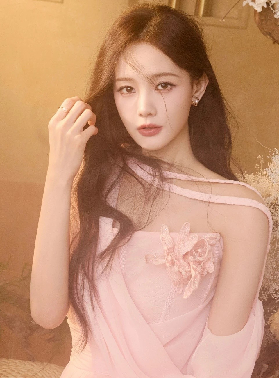 Lý Nhất Đồng sinh năm 1990, bắt đầu học nhảy múa từ năm 10 tuổi. Theo HTV, sau khi nhận bằng cử nhân múa dân gian của Học viện Khiêu vũ Bắc Kinh, người đẹp làm giáo viên dạy nhảy, biểu diễn múa. Sau đó, Lý Nhất Đồng quyết định lấn sân diễn xuất. Ảnh: Znews.