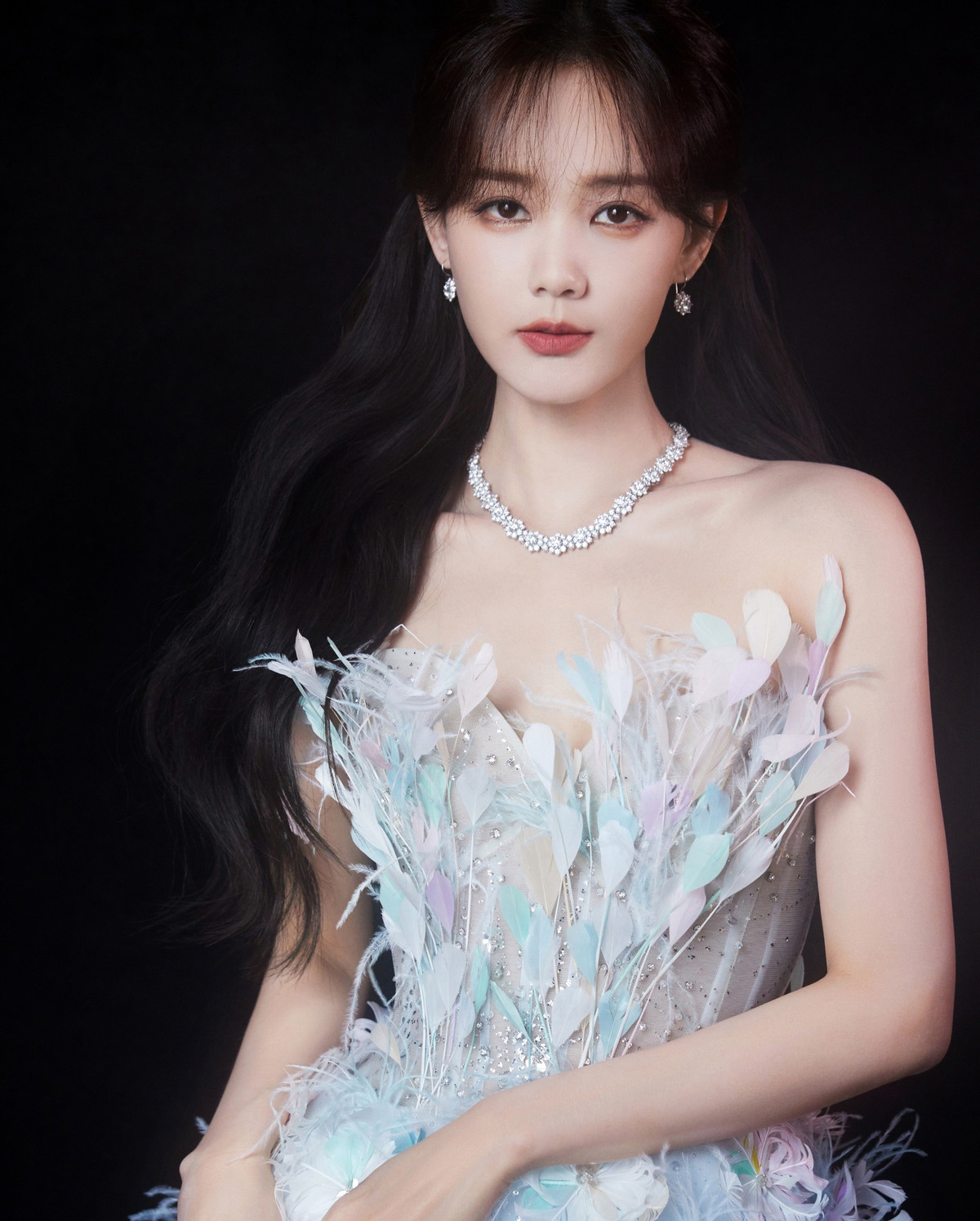 Lý Nhất Đồng gây ấn tượng với nhan sắc trong trẻo, thanh thoát. Gương mặt của nữ diễn viên hài hòa với đôi mắt to, sống mũi cao vừa phải. Dù trang điểm đậm hay nhẹ, Lý Nhất Đồng vẫn giữ được nét thuần khiết. Ảnh: Tiền Phong.