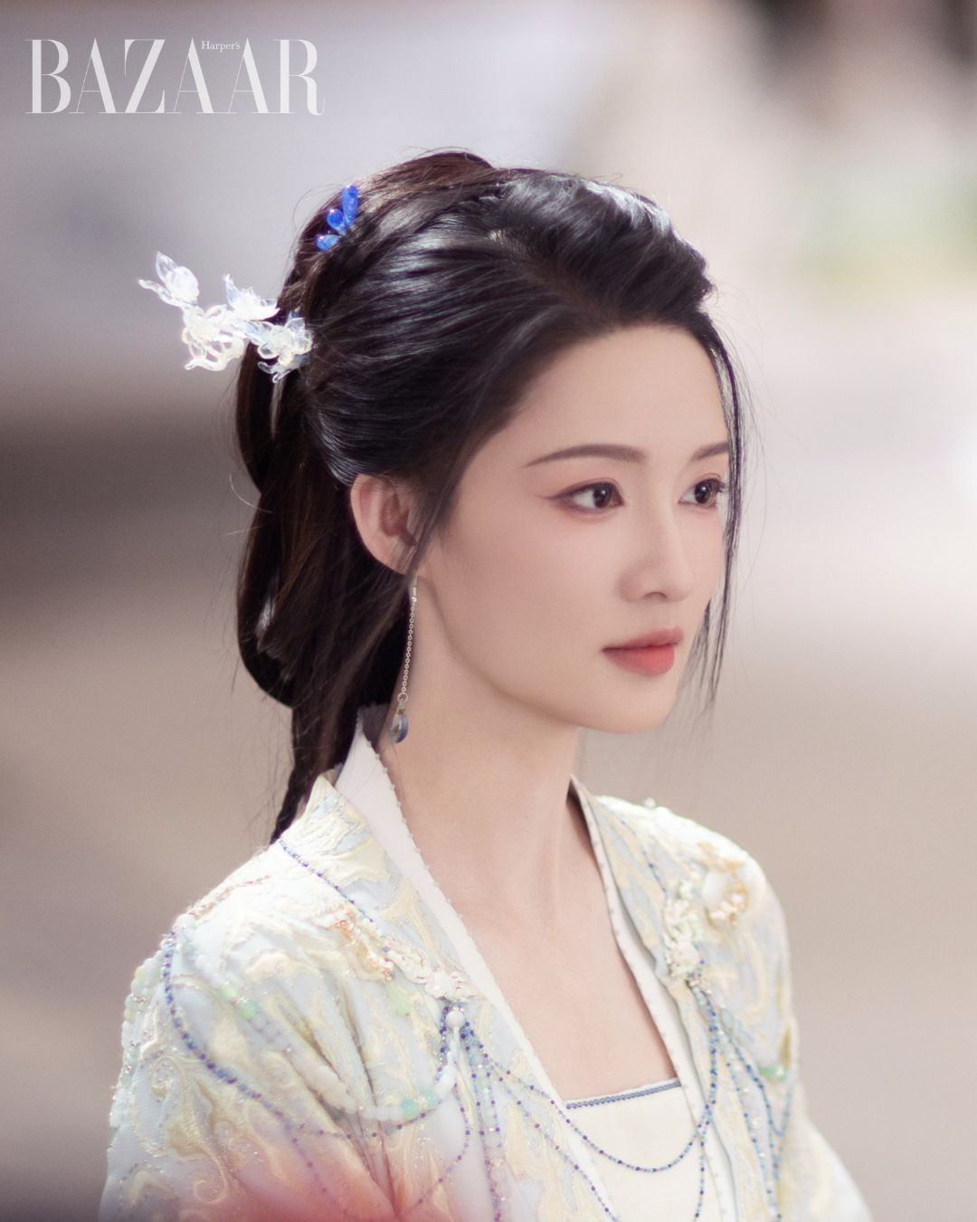Vẻ đẹp của Lý Thấm đặc biệt tỏa sáng trong các vai cổ trang. Khi khoác lên mình tạo hình truyền thống, cô toát lên nét đoan trang. Ánh mắt biết nói cùng biểu cảm tinh tế giúp Lý Thấm gây ấn tượng trên màn ảnh. Ảnh: Harper’s Bazaar Vietnam.