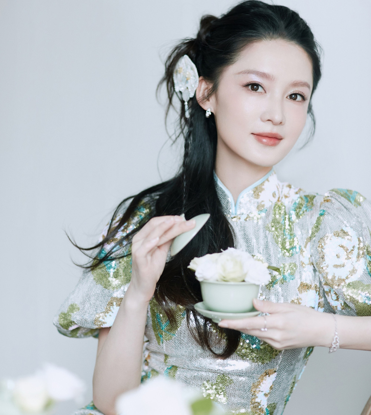 Bằng tuổi Lý Nhất Đồng, Lý Thấm sở hữu gương mặt cô hài hòa với đôi mắt trong veo và sống mũi cao. Ảnh: Tiền Phong.