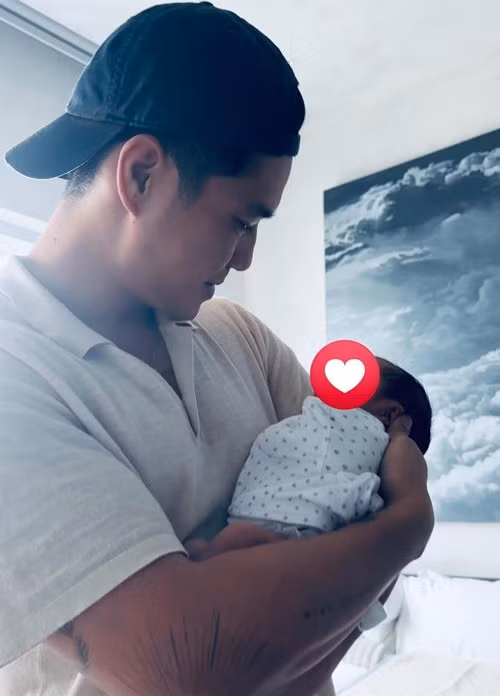 100 ngày qua, Huy Trần bắt đầu hành trình làm cha. "Không cần những lời hoa mỹ, chỉ cần nhìn cách ba ôm con, nhìn ánh mắt ba dõi theo từng hơi thở nhỏ bé, mẹ biết – tình yêu của ba lớn đến nhường nào", Ngô Thanh Vân viết. Ảnh: FB Ngô Thanh Vân.