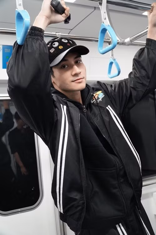 Nam người mẫu sinh năm 1999 tốt nghiệp ngành Ngôn ngữ Anh, khoa Ngoại ngữ kinh tế của Đại học Kinh tế Quốc dân. Anh có nhiều tài lẻ như chơi đàn tranh, guitar, sáo, trống, và múa đao, kiếm, côn. Ảnh: FB Tuấn Ngọc.