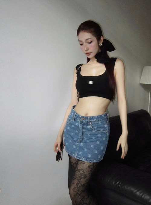 Nữ ca sĩ cũng lựa chọn crop top phối cùng chân váy jean ngắn và tất ren, khéo léo khoe vòng eo thon gọn cùng vóc dáng cân đối.