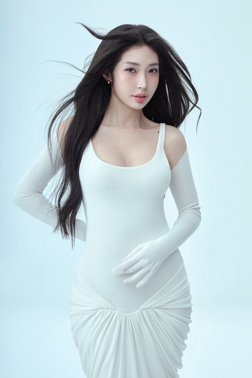 Bodysuit tông trắng ôm sát giúp Khổng Tú Quỳnh tôn đường cong cơ thể. Kiểu dáng đơn giản nhưng mang lại cảm giác thanh lịch, hiện đại.