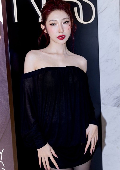 Khổng Tú Quỳnh gây chú ý khi diện váy trễ vai màu đen, kết hợp lối trang điểm sắc sảo. Thiết kế tối giản giúp cô tôn làn da trắng cùng thần thái sang trọng.