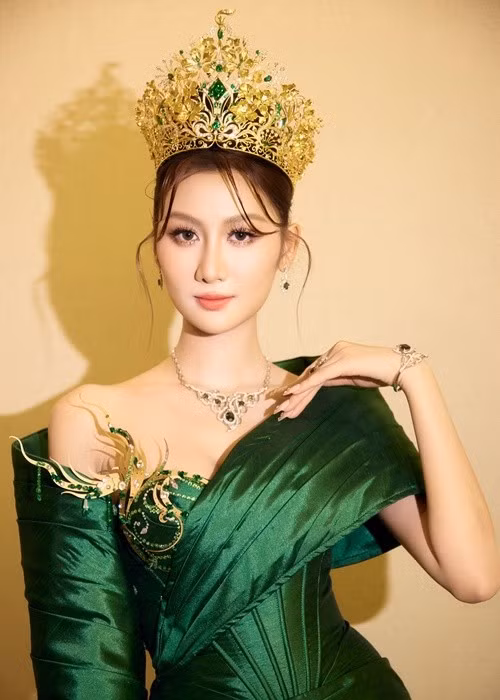 Quế Anh còn có nhiều diện mạo muốn thể hiện. Nàng hậu không ngại thử nghiệm và luôn khao khát mang đến những màu sắc mới. "Tất nhiên, tôi cân nhắc kỹ lưỡng để mỗi lần xuất hiện đều là những hình ảnh chỉn chu và phù hợp nhất", Quế Anh cho biết.