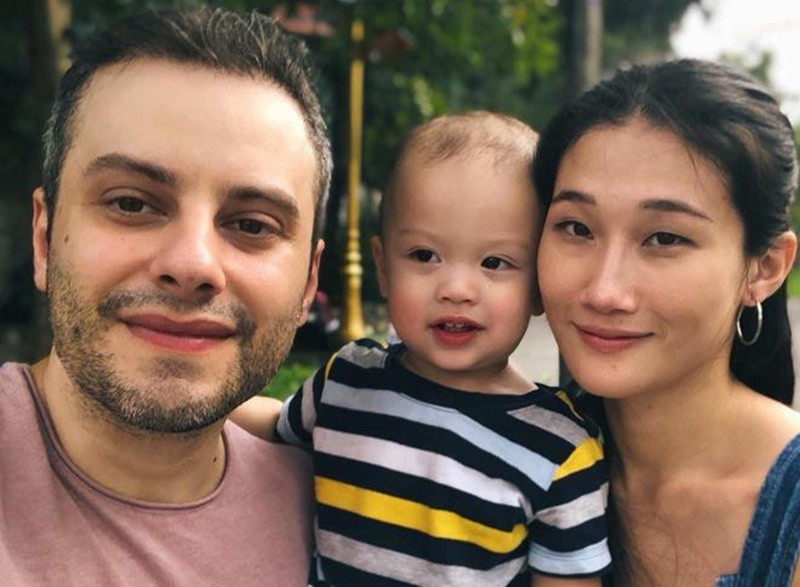 Tuy vậy, hai vợ chồng cũng có những khác biệt trong quan điểm nuôi dạy con. Cô cho biết ông xã muốn con tự nhiên, cứng cáp hơn nên không quá che chắn, trong khi cô lại cẩn thận, bao bọc con. Ảnh: Sức Khỏe Đời Sống.