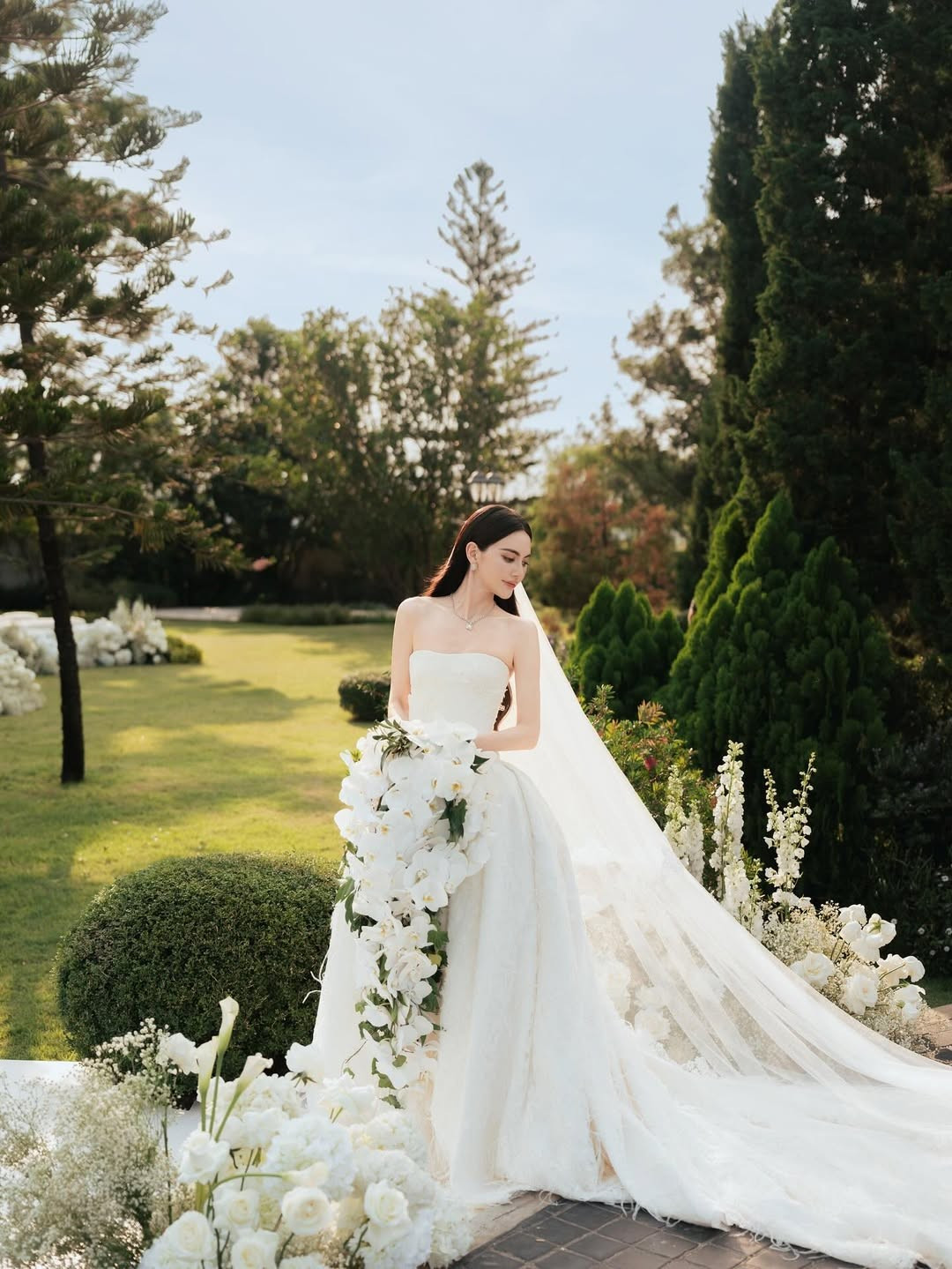 Mai Davika đẹp như nàng công chúa bước ra từ truyện cổ tích. Nữ diễn viên và chồng tổ chức hôn lễ tại biệt thự sân vườn rộng 8.000m2. Ảnh: Instagram Mai Davika.