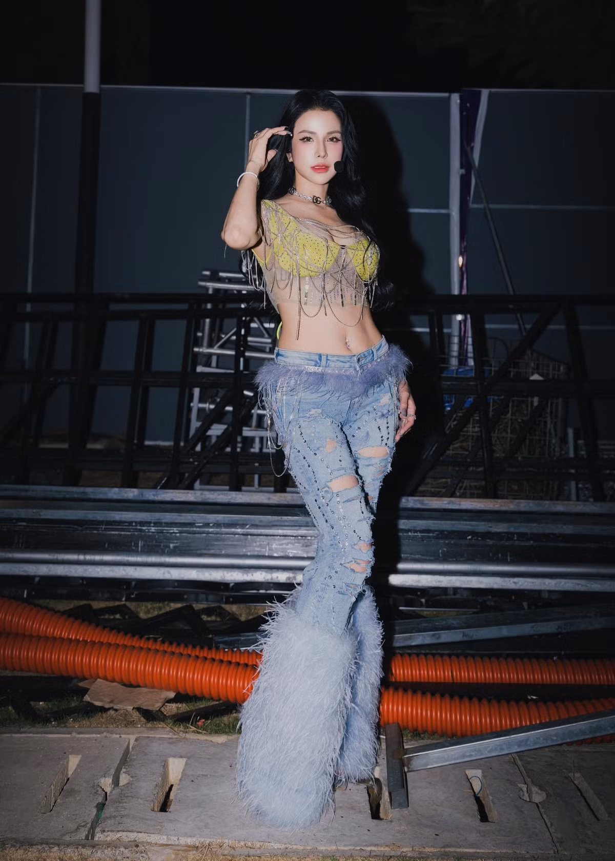 Tháng 1/2025, Diệp Lâm Anh chia sẻ trên Znews về mối quan hệ với bạn trai: "Chúng tôi tìm hiểu được một thời gian rồi nhưng sẽ không công khai mối quan hệ trên truyền thông. Mọi thứ vẫn chưa chắc chắn. Bạn trai mới của tôi tử tế và có trách nhiệm. Sau biến cố trong hôn nhân, tôi muốn có một tình yêu nhẹ nhàng, bình yên. Tôi không đòi hỏi gì cả. Đây là giai đoạn vui vẻ, hạnh phúc của tôi". Ảnh: FB Diệp Lâm Anh.