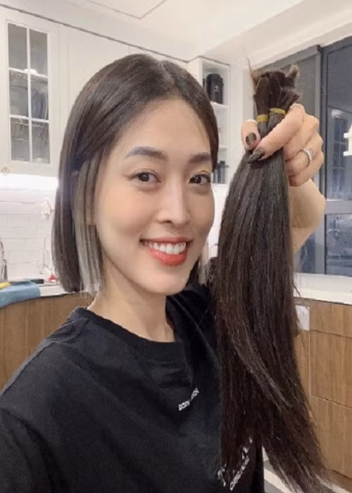 Tháng 12/2022, Á hậu Phương Nga hết tóc. Cô chia sẻ: “Hồi xưa cứ vài năm mình sẽ đi cắt tóc một lần, bán được 1-2 triệu gì đó. Nhưng bây giờ biết rằng tóc có thể hiến tặng được thì mình quyết định đi hiến luôn. Vừa được làm kiểu tóc mà mình mong muốn, vừa được hiến tặng mái tóc đáng quý của mình cho người cần! Nói chung là vui và hạnh phúc”. Ảnh: FB Phương Nga.