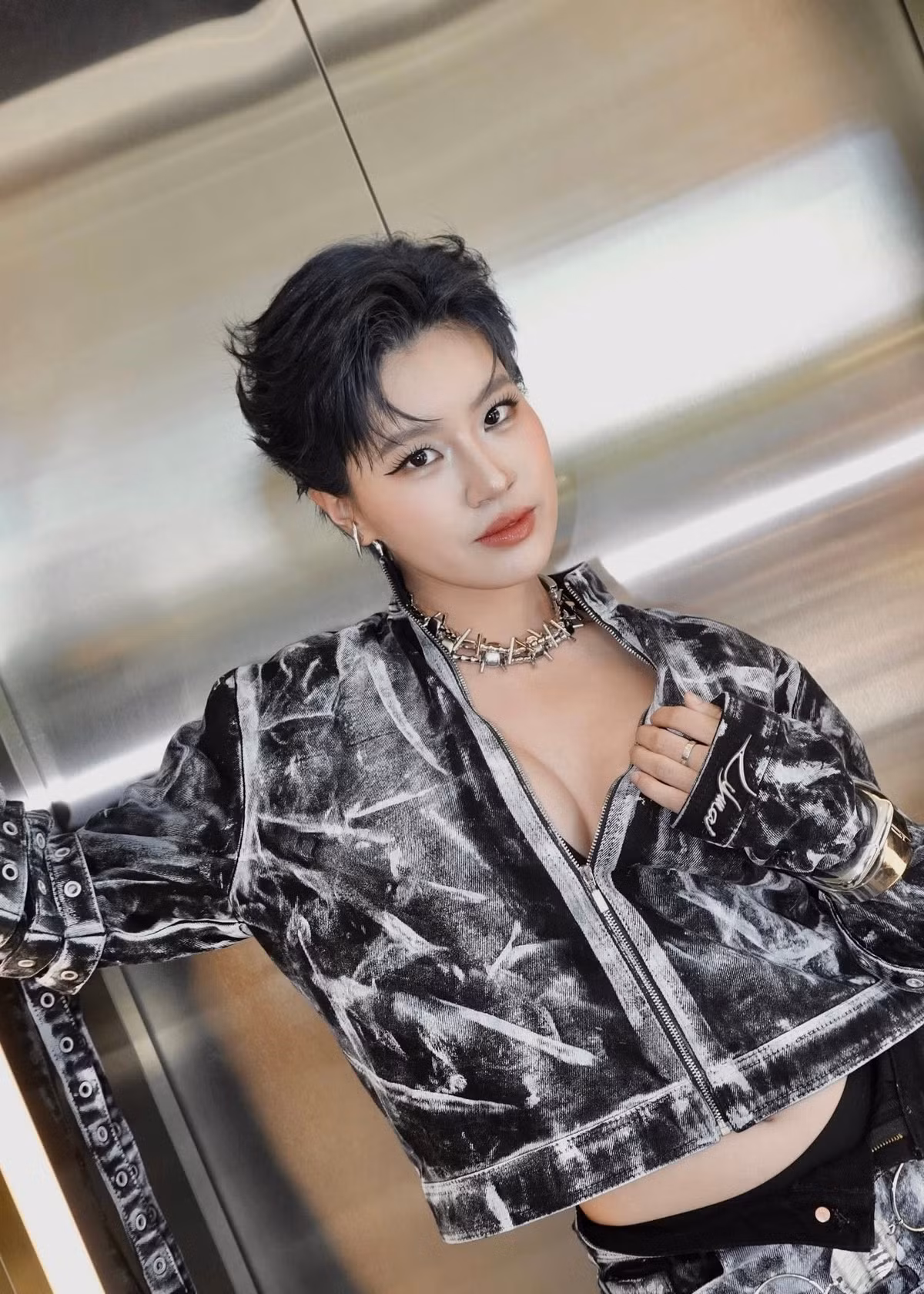 Ngoại hình cá tính của Pháo sau khi nữ ca sĩ để tóc tém. Ảnh: FB Pháo.