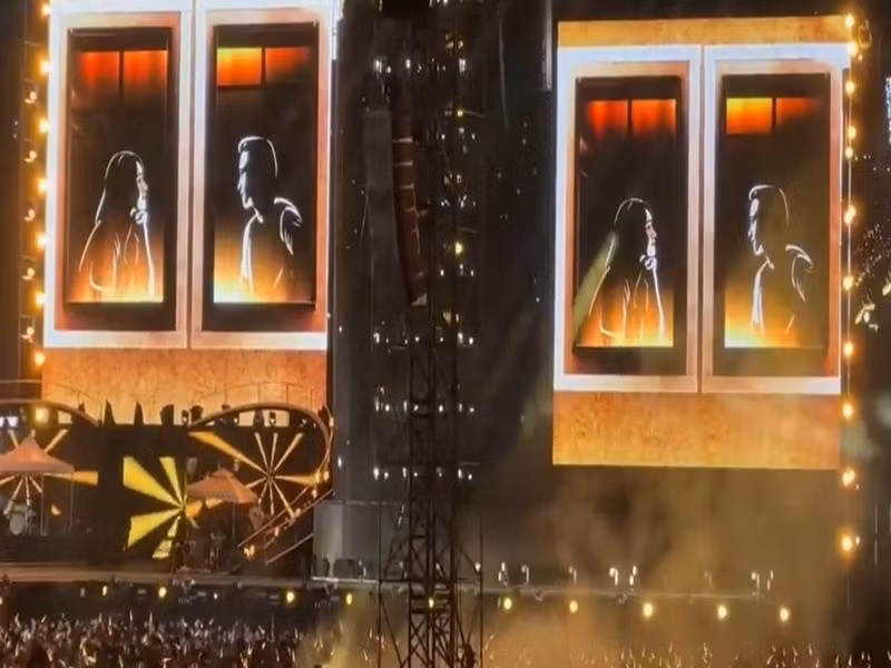 Mỹ Tâm hỏi khán giả: "Các bạn thích cái hình đó phải không? Dễ thương mà. Bạn đó có trong phim. Bạn Mai Tài Phến… Yeah, love you''. Sau đó, Mỹ Tâm tếu táo hỏi: ''Bạn ngồi đâu rồi? Hãy giơ cánh tay lên cho Tâm thấy... Rồi, tất cả các bạn đều là người yêu của Tâm’’. Ảnh: VOV.