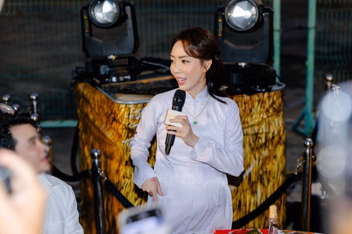 Thu Trang làm đạo diễn, sản xuất, diễn viên phim Ai thương ai mến. Cô chia sẻ trên Tiền Phong, cô không gặp quá nhiều khó khăn khi "phân thân" giữa hai vai trò đạo diễn và diễn viên. Ảnh: Vietnamnet.