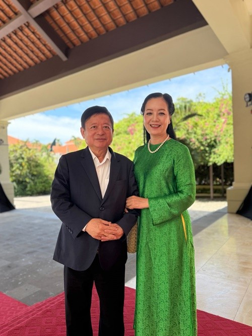 Theo Tiền Phong, Chiều Xuân quen nhạc sĩ Đỗ Hồng Quân khi đang là sinh viên năm thứ 2. Đúng sáu tháng sau khi gặp gỡ lần đầu, Chiều Xuân trở thành cô dâu khi mới 20 tuổi.