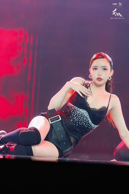 Không ít ý kiến nhận xét đường nét trên gương mặt Bích Phương trông thiếu tự nhiên. Ảnh: FB Bích Phương.