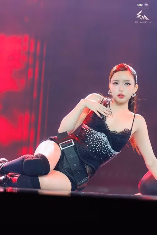 Không ít ý kiến nhận xét đường nét trên gương mặt Bích Phương trông thiếu tự nhiên. Ảnh: FB Bích Phương.