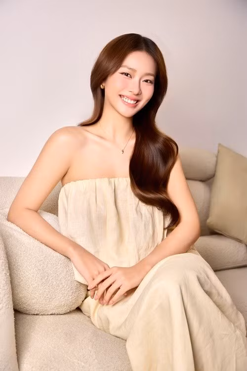 Khả Ngân từng phủ nhận nghi vấn phẫu thuật thẩm mỹ. Cô nói: "Tôi ăn uống, chăm sóc kỹ càng, có phần mũm mĩm vì chấn thương nên tập nhẹ thôi, miệng thì ăn hơn phần tập. Đừng ai đồn tôi đi ở ẩn, đi phẫu thuật nha". Ảnh: FB Khả Ngân.