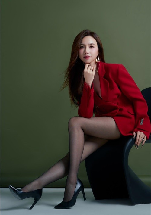 Bên cạnh vai trò người vợ, người mẹ, Đinh Ngọc Diệp vẫn duy trì hình ảnh một nghệ sĩ với phong cách thời trang quyến rũ, trưởng thành.