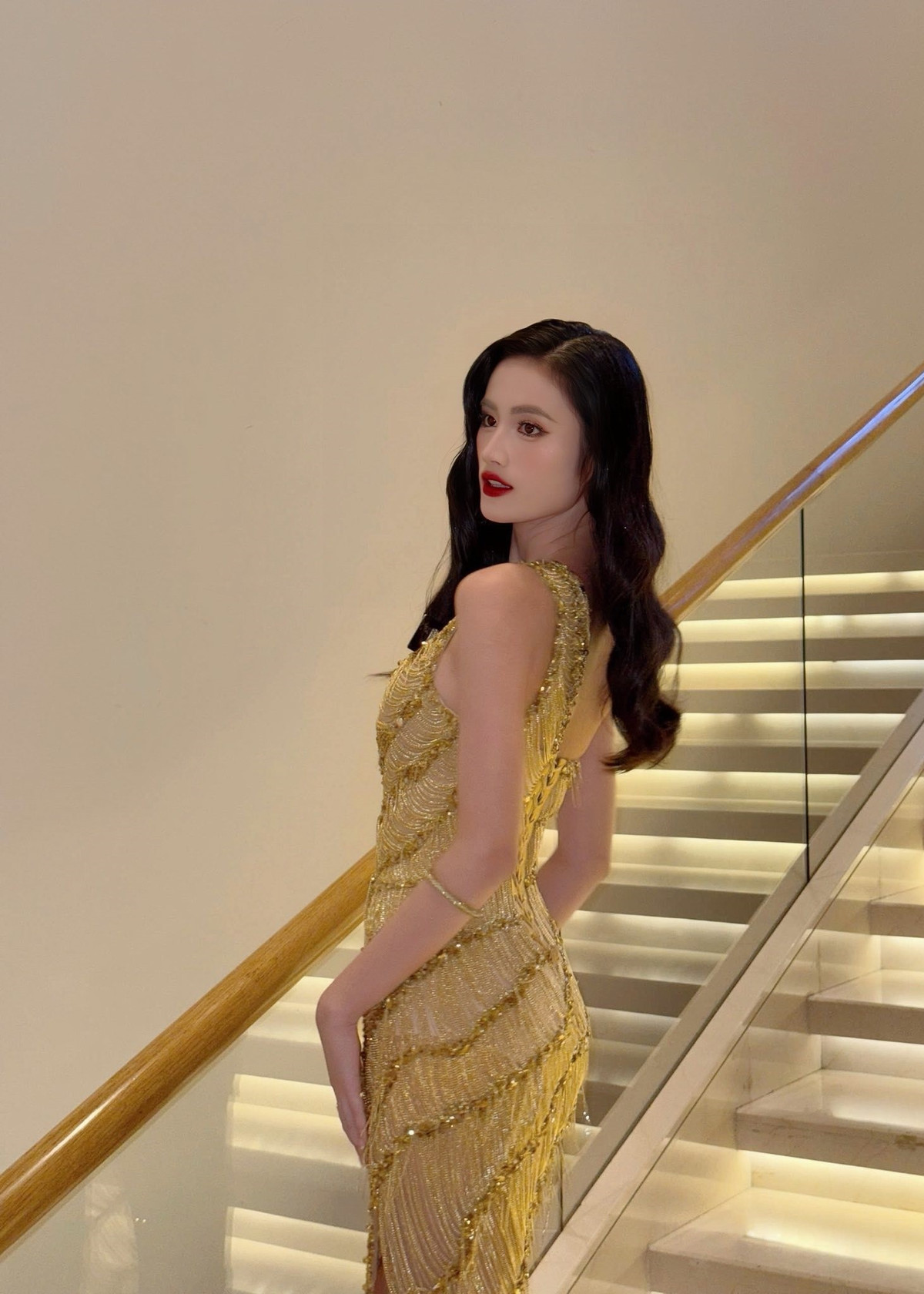 Ý Nhi cổ vũ nhiệt tình cho các thí sinh tham gia vòng cuối cùng của phần thi Tài năng. Ảnh: FB Ý Nhi.