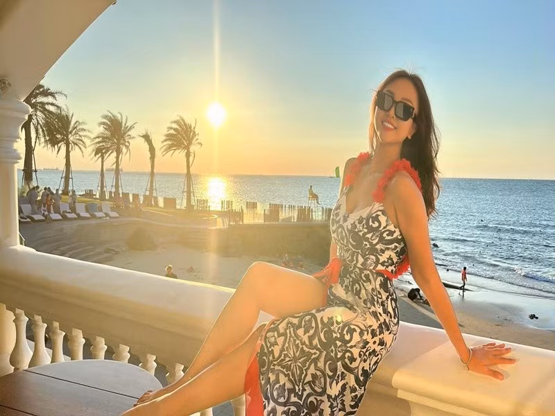 Nữ MC tận hưởng những kỳ nghỉ dưỡng sang chảnh. Ảnh: FB Vân Hugo.