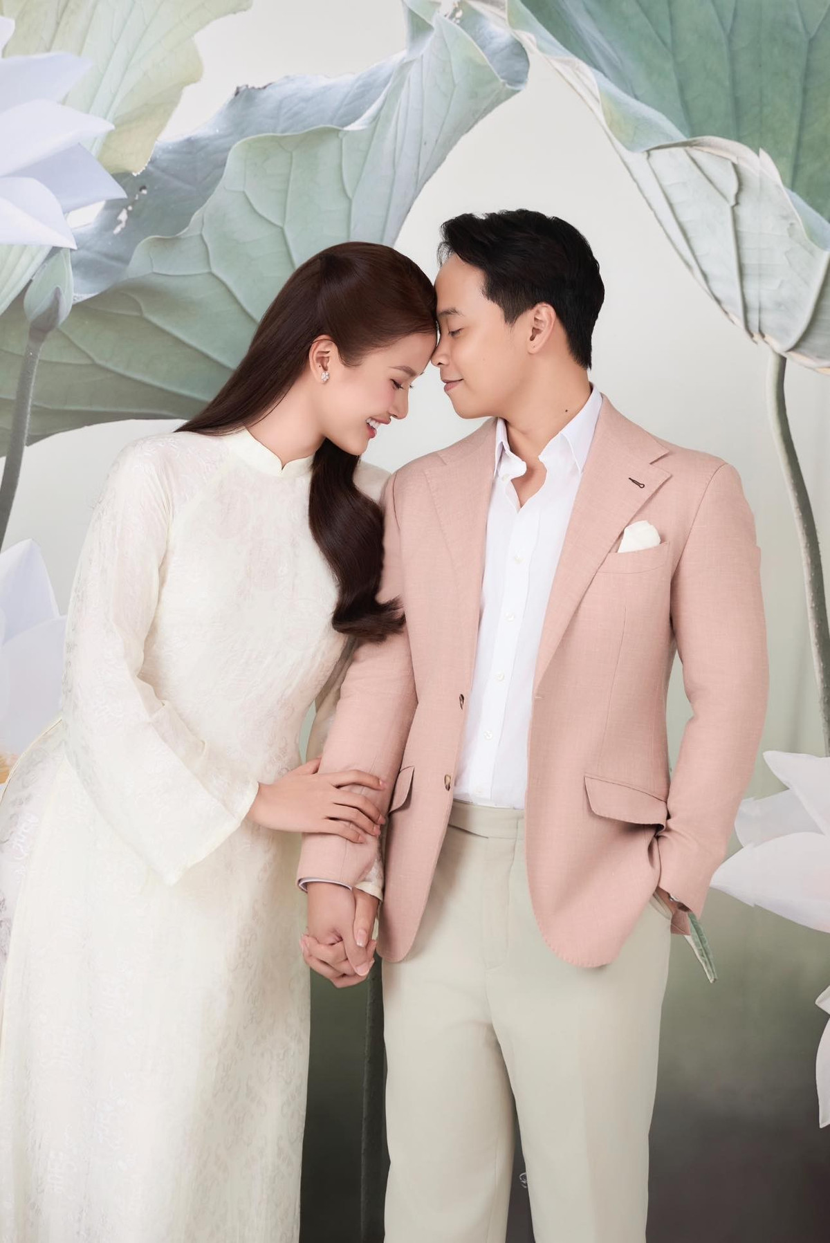 Trên trang cá nhân, Hương Ly vừa đăng tải hình ảnh diện áo dài bên bạn trai. Nàng hậu chia sẻ trên Znews, cô sẽ đăng ký kết hôn vào tháng 10/2025.