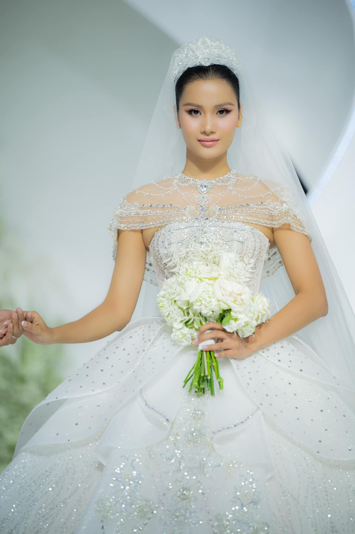 Hương Ly đẹp rạng ngời khi diện váy cưới trong một chương trình thời trang.