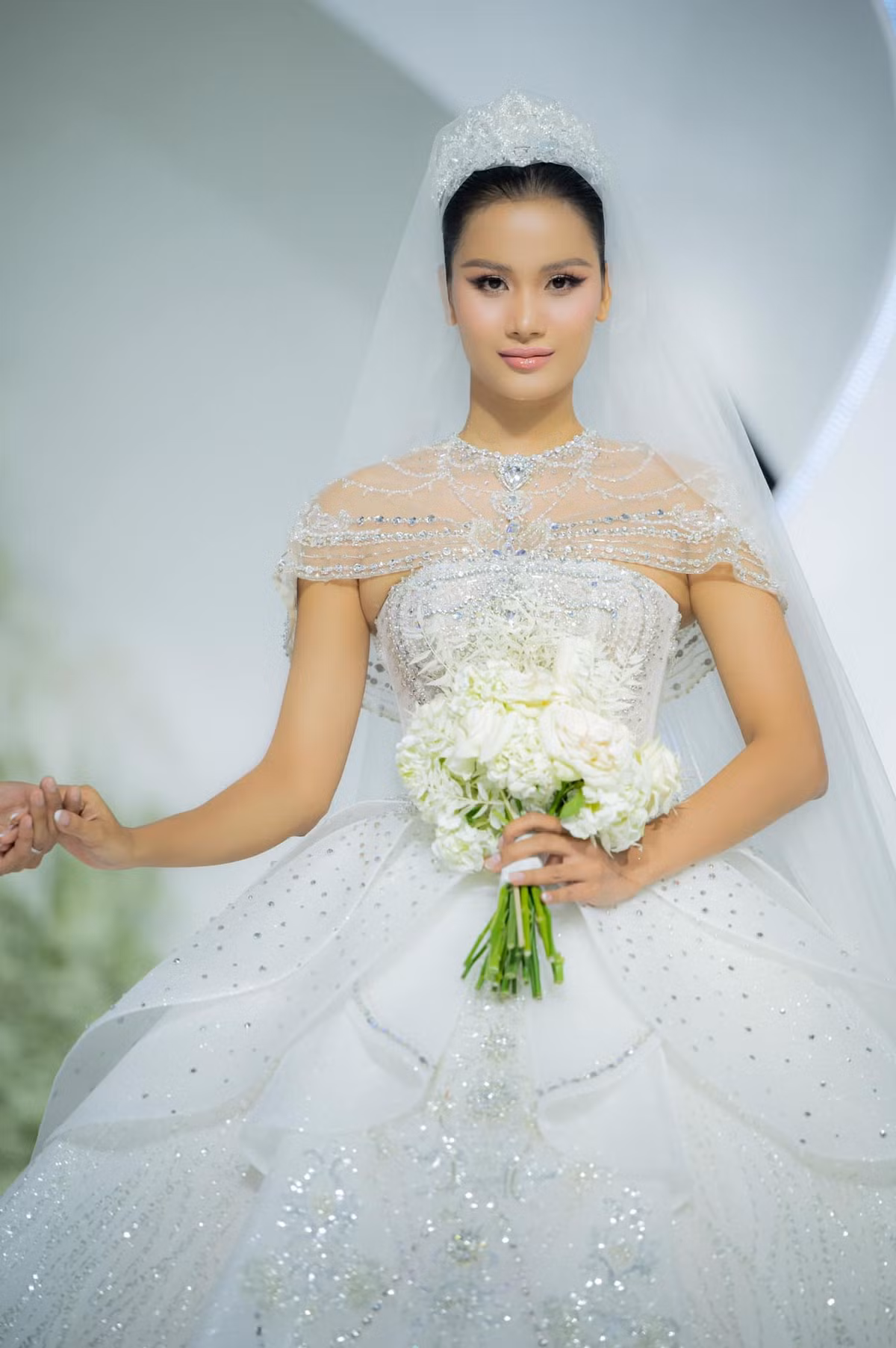 Hương Ly đẹp rạng ngời khi diện váy cưới trong một chương trình thời trang.