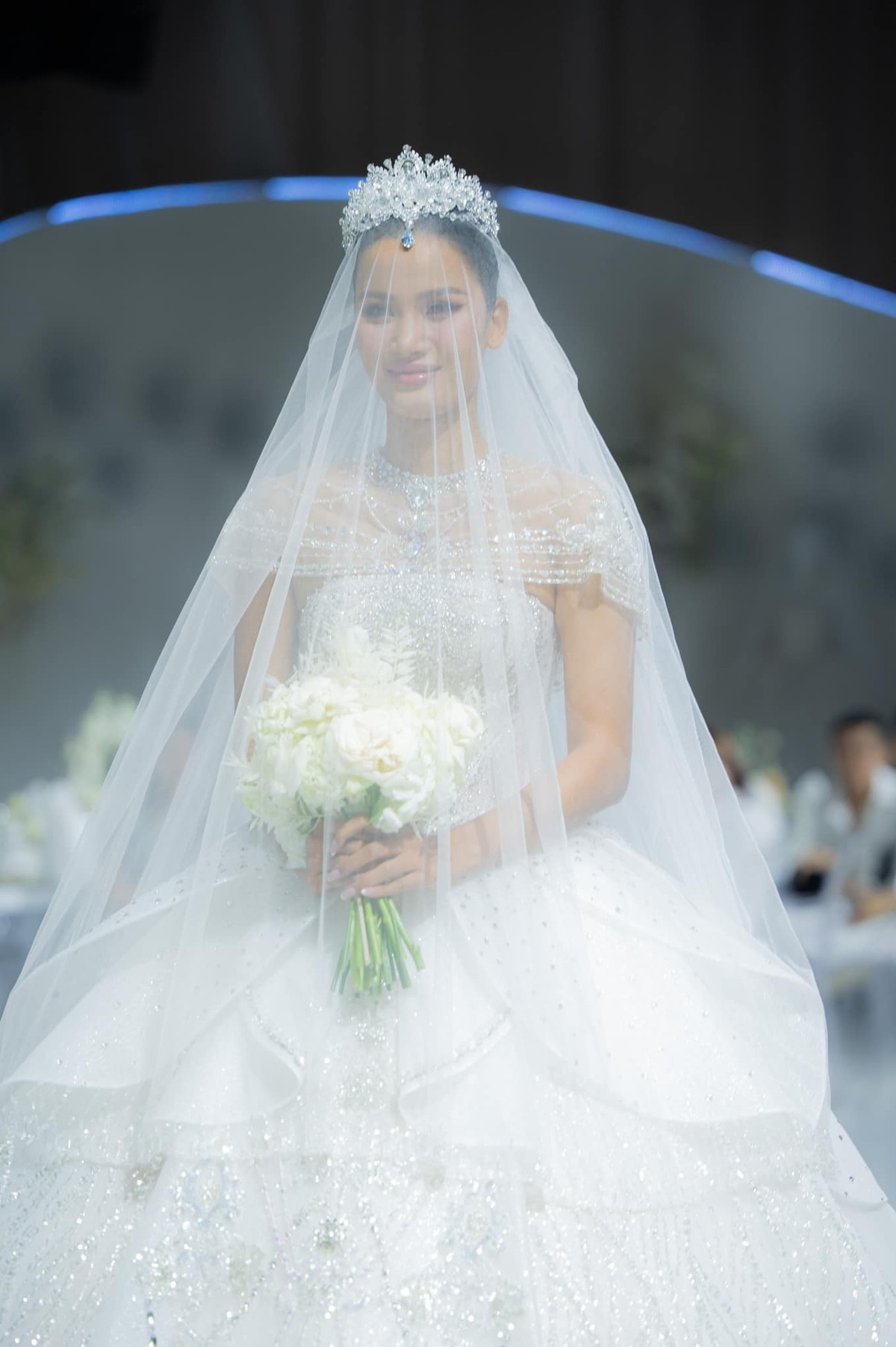 Nàng hậu xinh đẹp như công chúa bước ra từ câu chuyện cổ tích khi khoác lên mình chiếc váy cưới lộng lẫy.