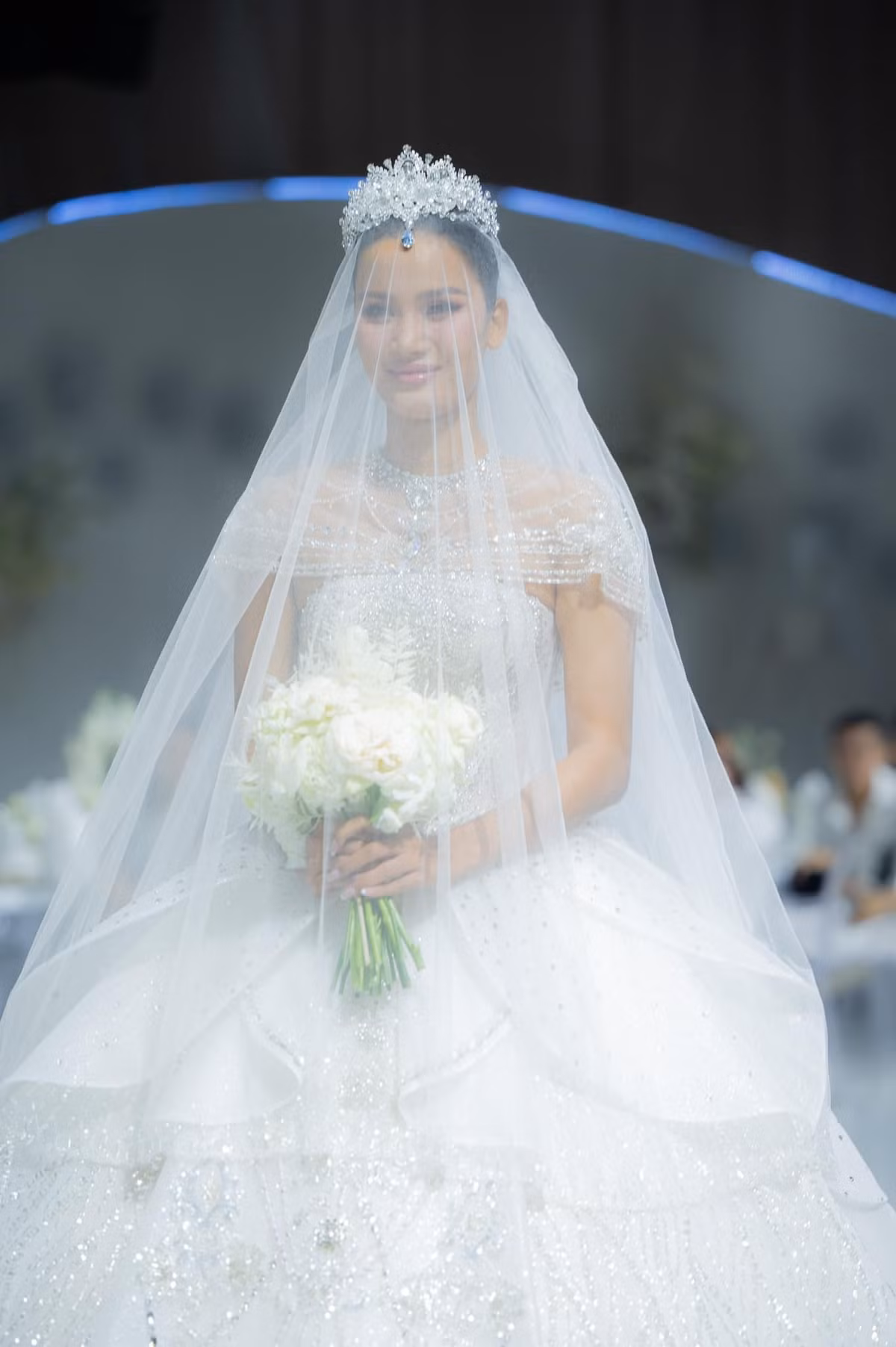 Nàng hậu xinh đẹp như công chúa bước ra từ câu chuyện cổ tích khi khoác lên mình chiếc váy cưới lộng lẫy.