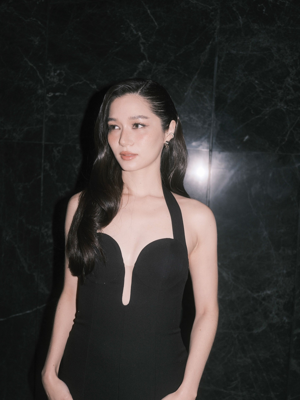 Mới đây, nhiều khán giả bày tỏ sự thất vọng trước giọng hát bị lệch tông của Violette Wautier khi cô thể hiện ca khúc 1% trong lễ khai mạc SEA Games 33 diễn ra tại Thái Lan.