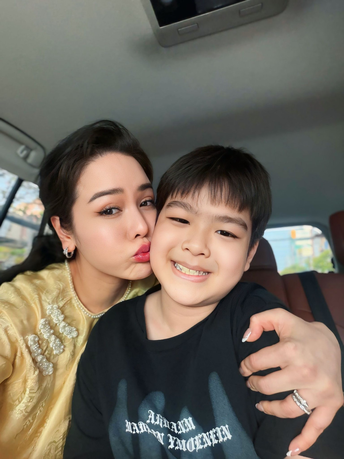 Nhật Kim Anh bày tỏ, chỉ cần nhìn các con vui vẻ, khỏe mạnh là hạnh phúc. “Dù ngoài kia có giông bão thế nào thì mẹ vẫn luôn cố gắng lo cho các con một cách trọn vẹn nhất. Yêu các con của mẹ”, cô nhắn nhủ hai con.