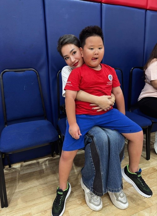 Gương mặt tròn trịa cùng đôi má bầu bĩnh giúp Hayden ghi điểm mỗi khi xuất hiện. Ánh mắt trong veo và biểu cảm hồn nhiên của cậu bé cũng thường xuyên khiến người xem thích thú. Ảnh: FB Trà My Idol.