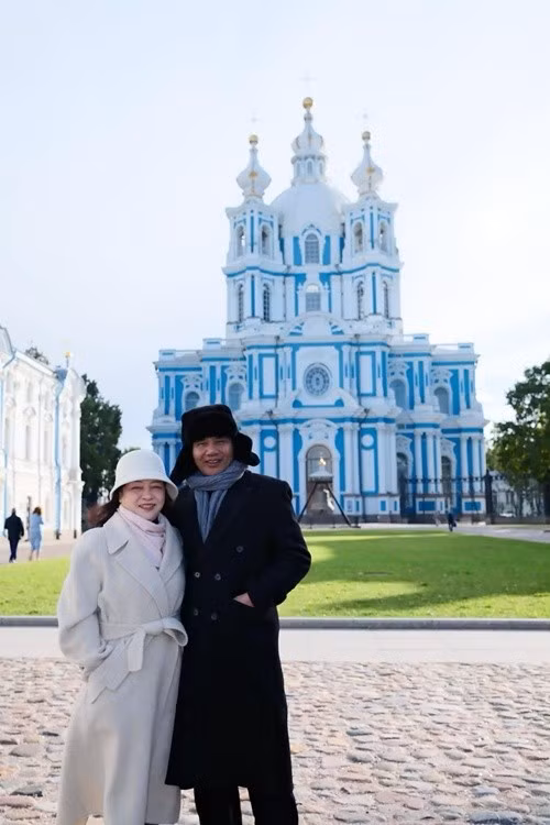 Theo Hòa Minzy, bố mẹ đã quá vất vả để chăm lo cho các con các cháu, làm đủ thứ nghề để sao cho 5 chị em cô có cơm ăn áo mặc đầy đủ. Nữ ca sĩ trải lòng: "Nếu con có tất cả nhưng không còn bố mẹ ở bên thì tiền bạc cũng chẳng ích gì nữa rồi vì thế con đã rất cố gắng để có thể làm được điều này càng sớm càng tốt".