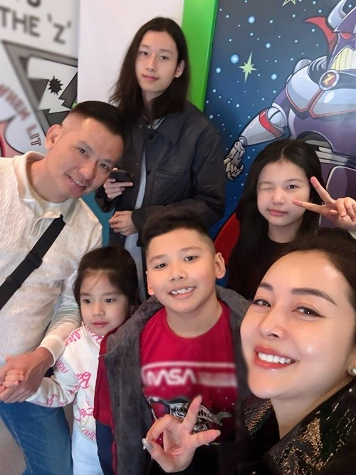 View - Hoa hậu Jennifer Phạm khoe khoảnh khắc ấm áp bên chồng con | Báo Tri thức và Cuộc sống - TIN TỨC PHỔ BIẾN KIẾN THỨC 24H