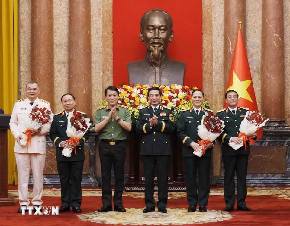 Đại tướng Phan Văn Giang, Ủy viên Bộ Chính trị, Phó Bí thư Quân ủy Trung ương, Bộ trưởng Bộ Quốc phòng và Đại tướng Lương Tam Quang, Bí thư Đảng ủy Công an Trung ương, Bộ trưởng Bộ Công an chúc mừng các đồng chí được thăng quân hàm, cấp bậc hàm Thượng tướng. (Ảnh: Lâm Khánh/TTXVN)