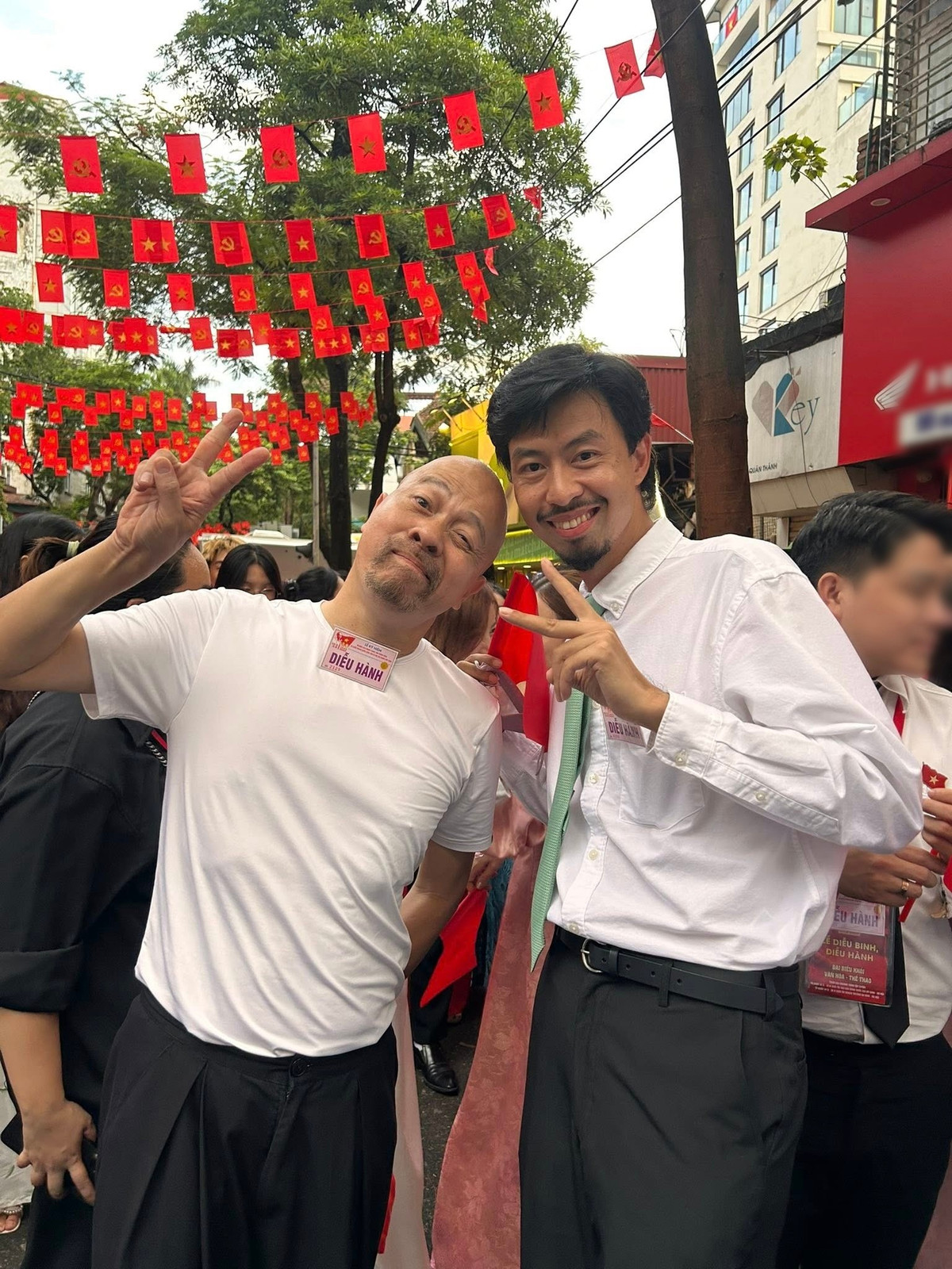 NTK Đức Hùng (trái) chia sẻ loạt ảnh bên các nghệ sĩ tham gia buổi sơ duyệt diễu binh, diễu hành cho đại lễ 2/9. Trong ảnh, nam thiết kế ghi lại khoảnh khắc bên rapper Đen Vâu. Ảnh: FB Đức Hùng.