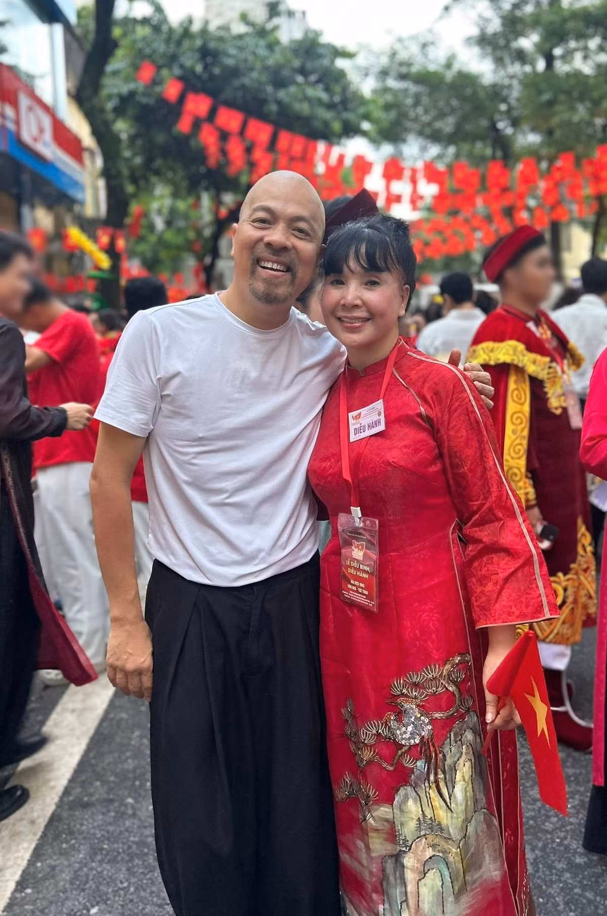 NSND Lan Hương "Em bé Hà Nội" diện áo dài đỏ trong buổi sơ duyệt. Ảnh: FB Đức Hùng.