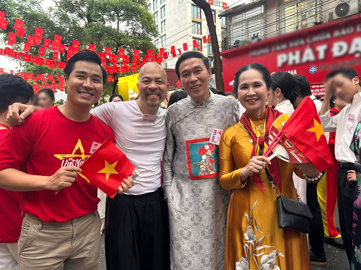 Vợ chồng nghệ sĩ Lan Hương - Đỗ Kỷ chụp ảnh kỷ niệm cùng NTK Đức Hùng, MC Nguyên Khang. Ảnh: FB Đức Hùng.