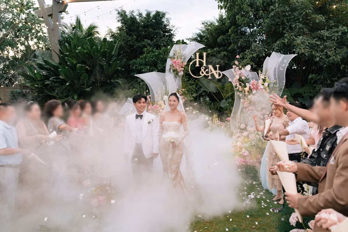 Theo Vietnamnet, Hồ Quang Hiếu tổ chức tiệc cưới tại 1 resort sang trọng ở TP HCM.