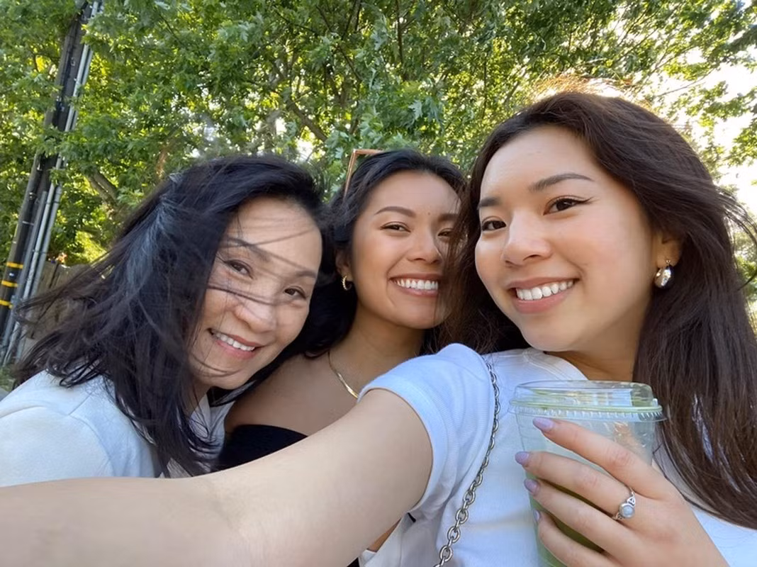 Gần đây, về chuyện tình cảm của các con, Hồng Đào chia sẻ trên Người Lao Động: "Khi có bạn trai, các con cũng thông tin cho tôi biết và hai bên gia đình đi ăn để biết bạn của con mình. Tôi không can thiệp vào các mối quan hệ của chúng".