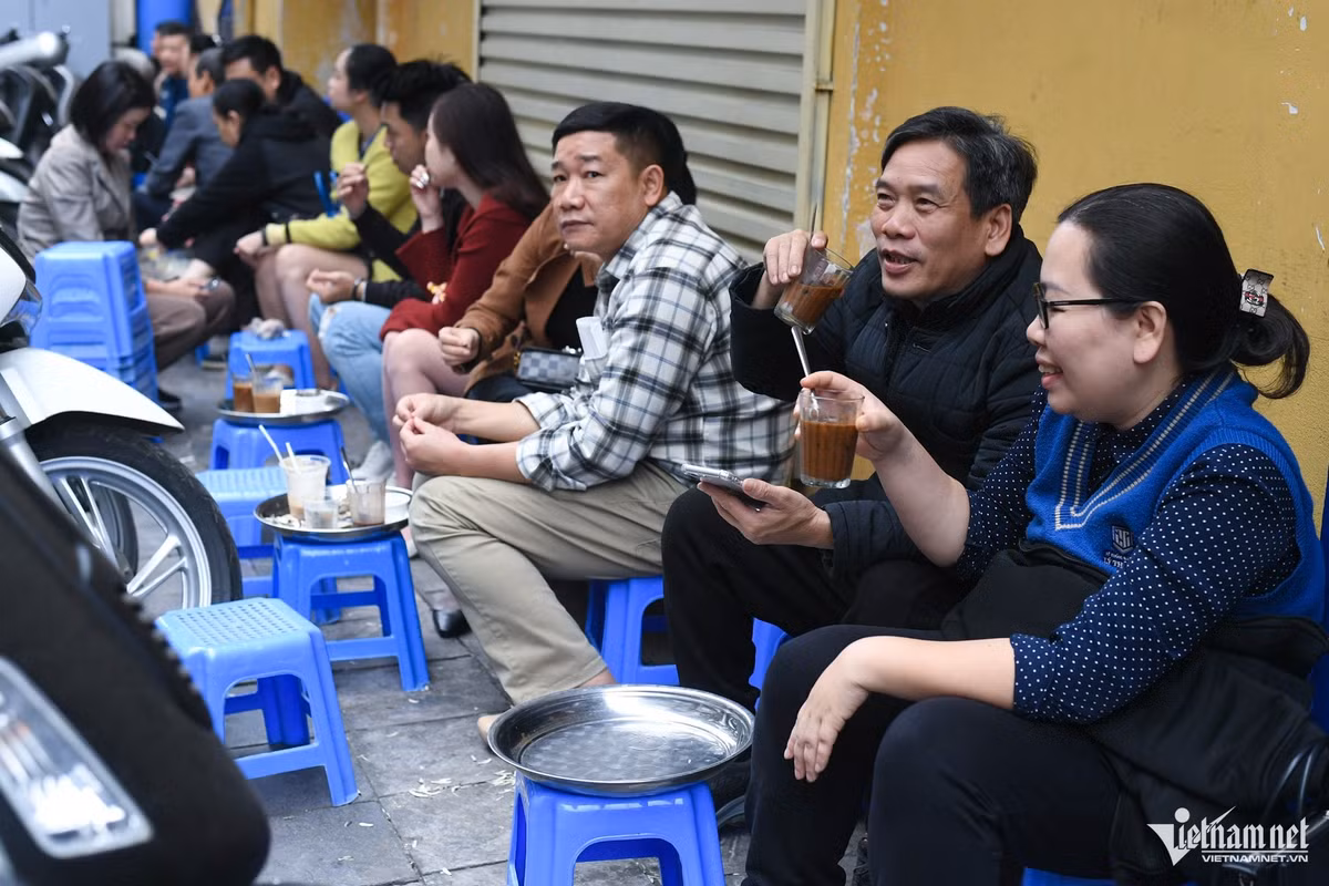 Các quán cà phê, trà chanh vỉa hè tại một số tuyến phố cổ luôn trong tình trạng kín chỗ. “Ngày xuân năm mới phải ngồi ngoài trời, tận hưởng không khí, nhâm nhi ly cà phê sáng mới đúng chuẩn”, ông Lại Văn Tuấn (khách hàng) vui vẻ chia sẻ.