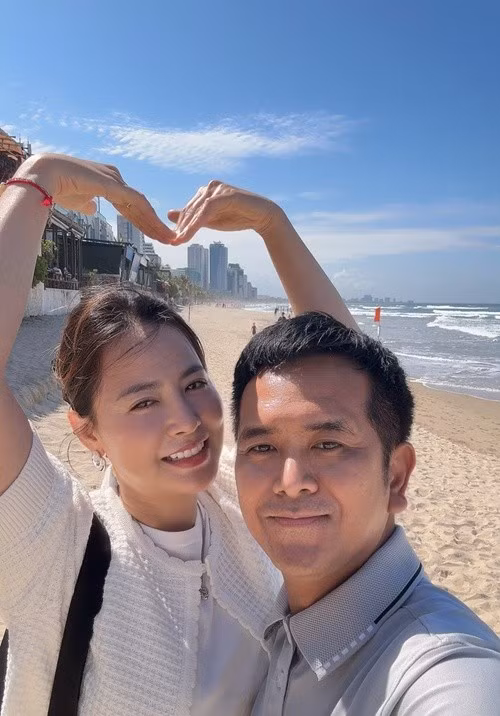 Dù không hoạt động trong lĩnh vực giải trí, cô vẫn được khán giả của chồng quan tâm.