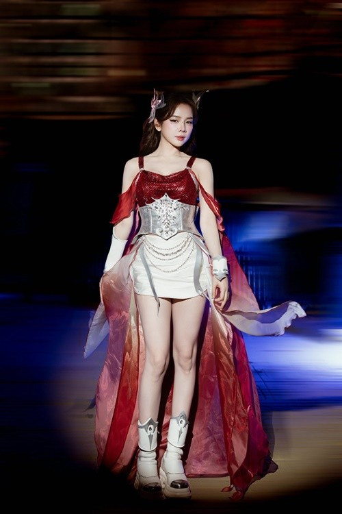 Bên cạnh phong cách đời thường, Mie còn gây chú ý khi xuất hiện trên sân khấu với trang phục mang cảm hứng fantasy. Trong một chương trình, nữ DJ diện bộ đồ tông đỏ – bạc với corset kim loại, chân váy ngắn cùng lớp áo choàng mỏng phía sau, tạo hiệu ứng chuyển động khi cô bước đi. Phụ kiện cài tóc hình sừng nhỏ kết hợp boots cao cổ giúp tổng thể thêm phần cá tính, đậm chất biểu diễn.