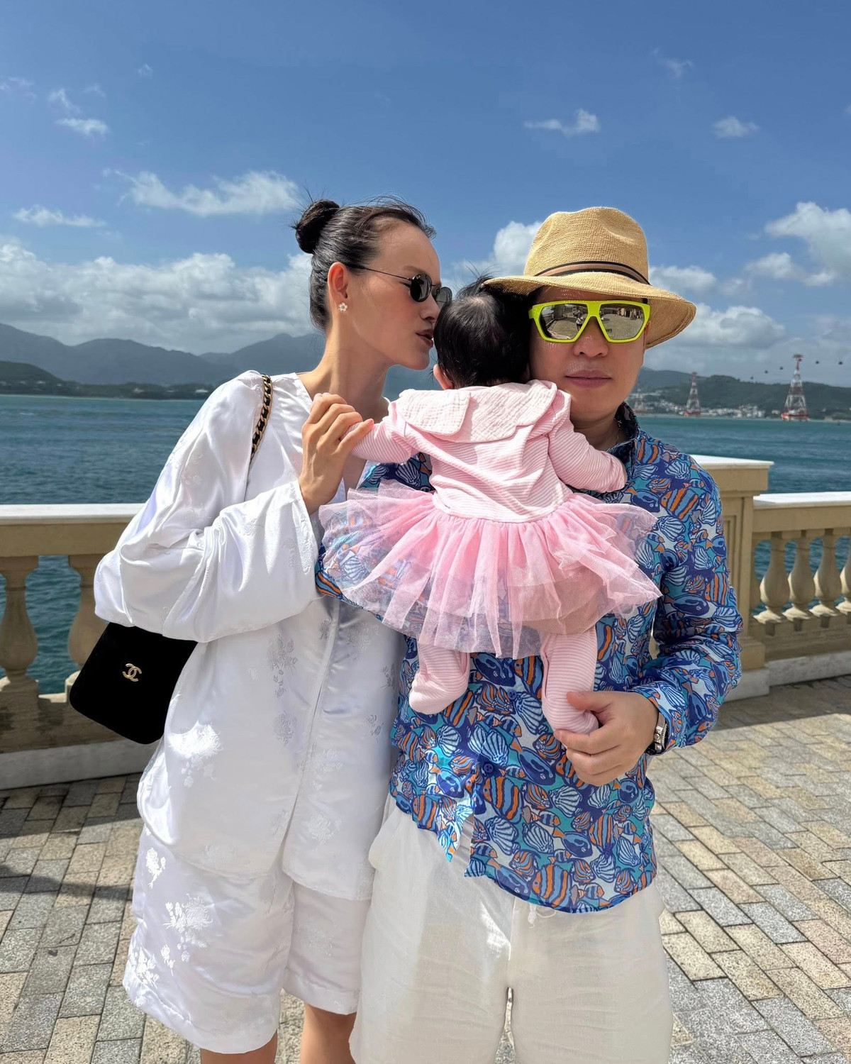 Từ ngày có con, vợ chồng Tuyết Lan luôn lên kế hoạch đi chơi vào cuối tuần. "Vi vu cùng nhau để thấy hạnh phúc gia đình nâng lên một mức độ rất khác", Tuyết Lan trải lòng.