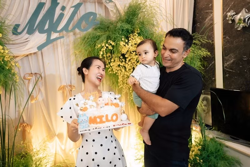 Ngoài chia sẻ hình ảnh tiệc sinh nhật, nữ ca sĩ còn tâm sự về con trai. Võ Hạ Trâm cho biết, từ ngày bé Milo đến, gia đình nhỏ của cô đã tròn đầy hạnh phúc.