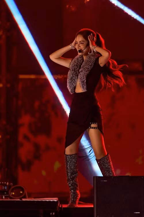 Theo VOV, tháng 10/2025, Phạm Quỳnh Anh khiến khán giả bất ngờ khi ra mắt EP “Xinh sao phải khóc” — một dự án mang màu sắc hoàn toàn mới, khác xa hình ảnh dịu dàng, trầm buồn đã gắn bó với cô suốt gần ba thập kỷ.