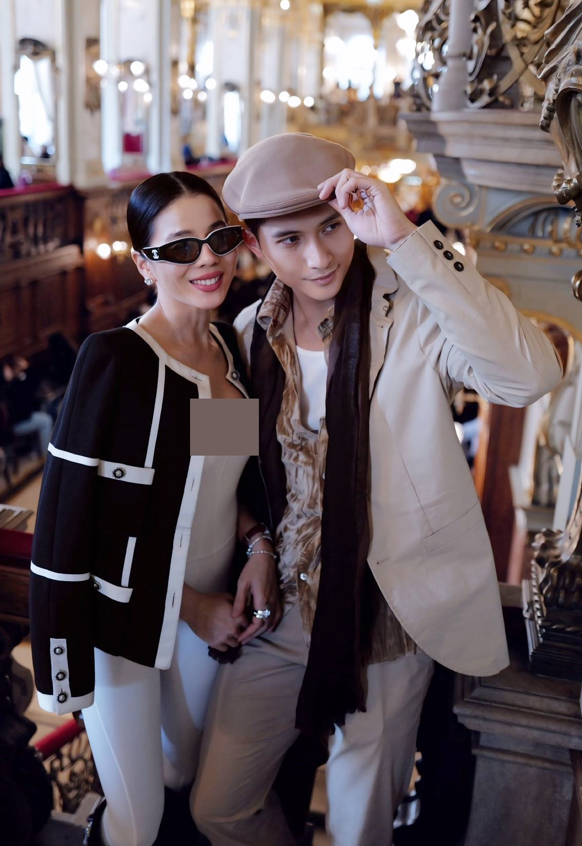 "Nếu anh ấy ở cạnh một người phụ nữ bình thường hơn Quyên thì có thể anh ấy sẽ được nhiều hơn sự chú ý, mọi người sẽ wow vì những điều rực rỡ vốn có của anh ấy. Nhưng ở bên cạnh Quyên thì điều đó rất ít, ngoài việc anh ấy chỉ được khen là quá đẹp trai, rõ ràng đây là sự thay đổi", nữ ca sĩ nói thêm. Ảnh: FB Lệ Quyên.